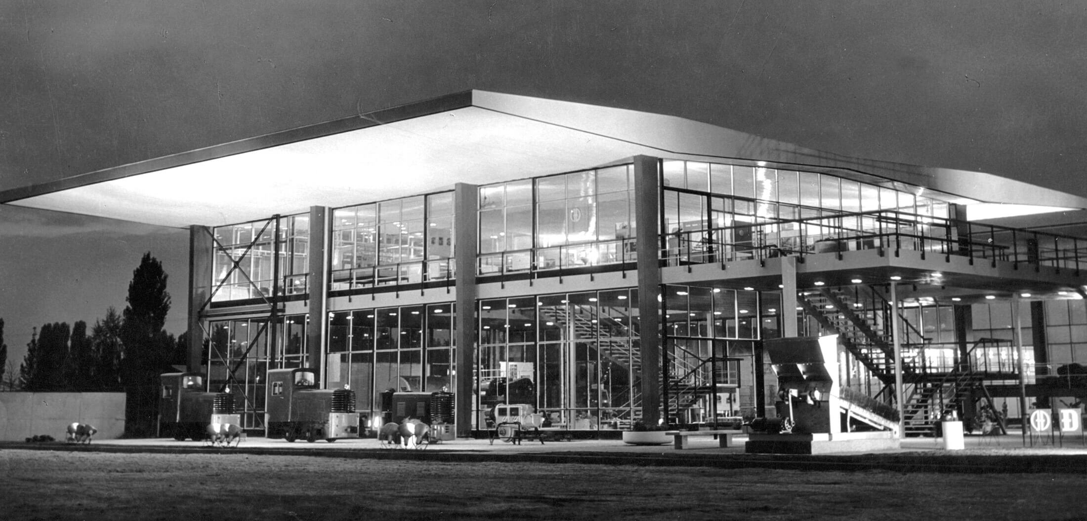Vizura realiziranog izložbenog paviljona tvornice Đuro Đaković na Zagrebačkom velesajmu noću, 1961. (foto: Vilko Zuber)