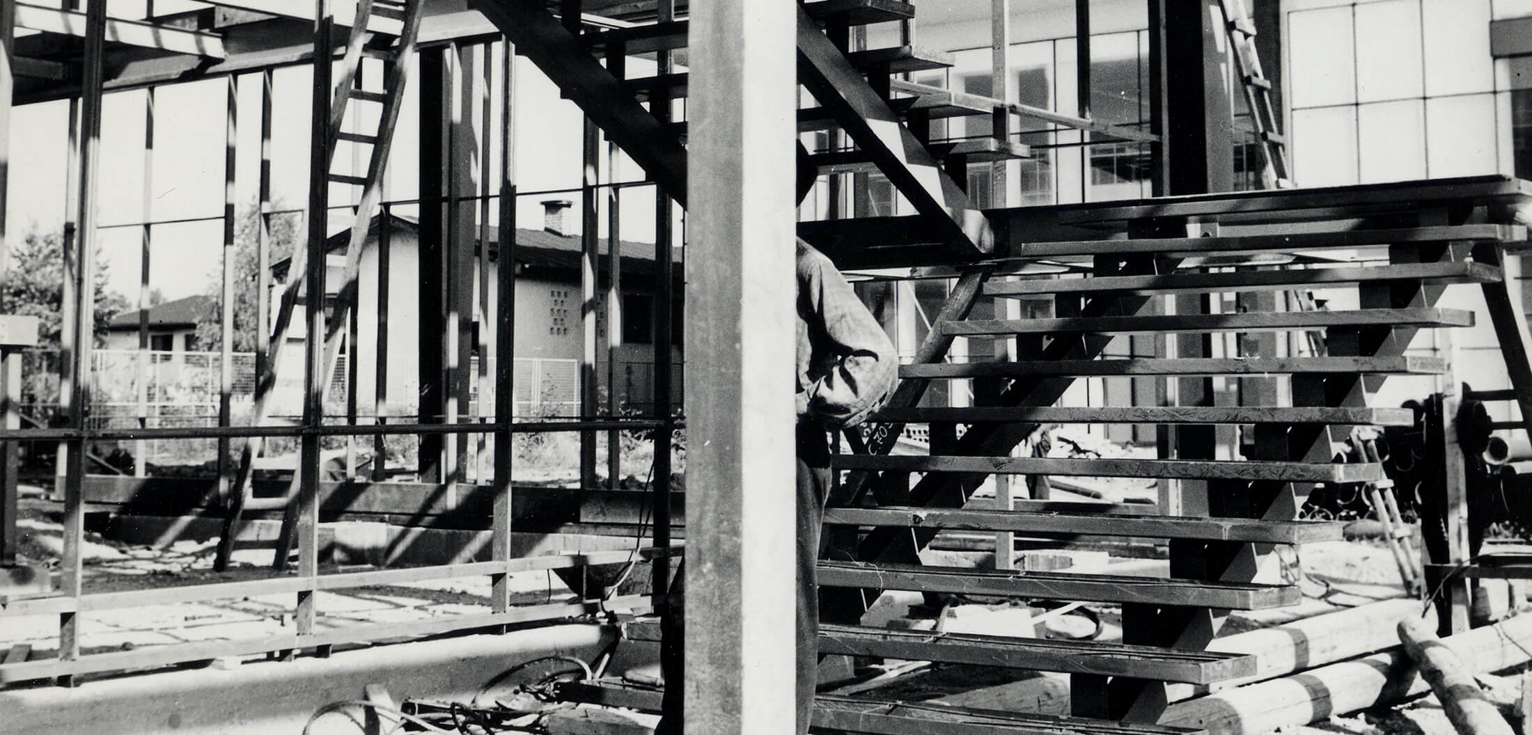 Gradnja interijera izložbenog paviljona tvornice Đuro Đaković na Zagrebačkom velesajmu, pogled na stepenice, 1961.