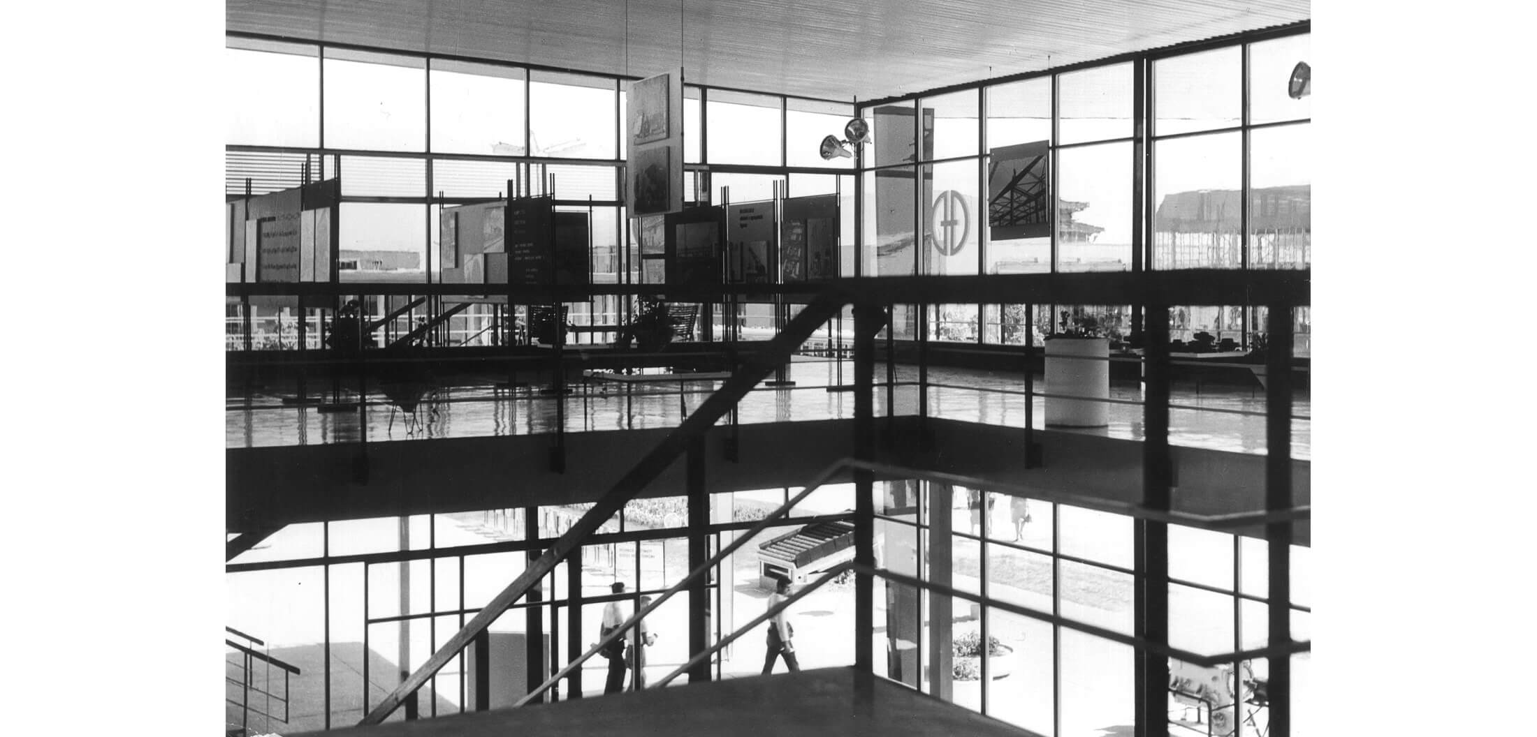 Interijer izložbenog paviljona tvornice Đuro Đaković na Zagrebačkom velesajmu; galerija, 1961. (foto: Vilko Zuber)