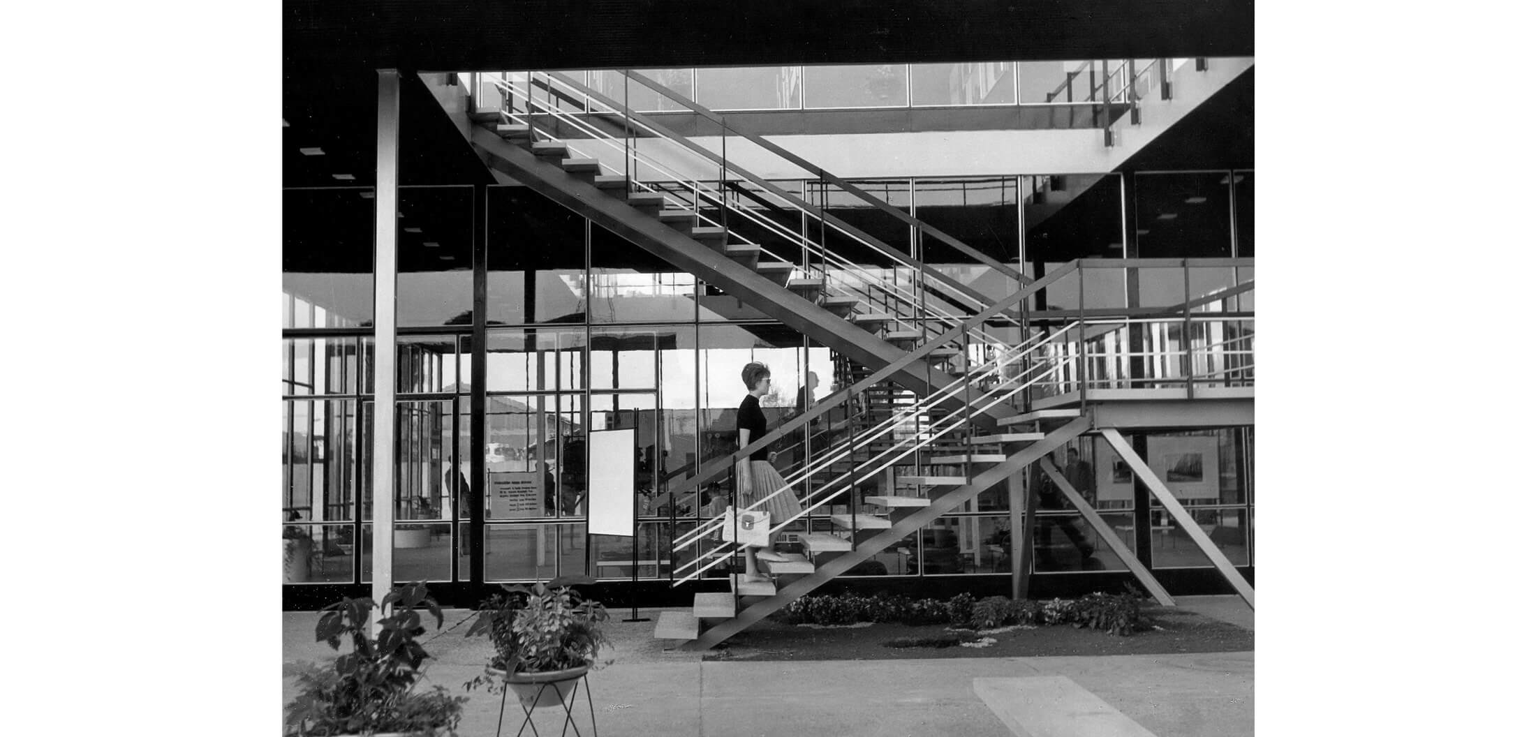 Interijer izložbenog paviljona tvornice Đuro Đaković na Zagrebačkom velesajmu; stepenice prema galeriji, 1961. (foto: Vilko Zuber)