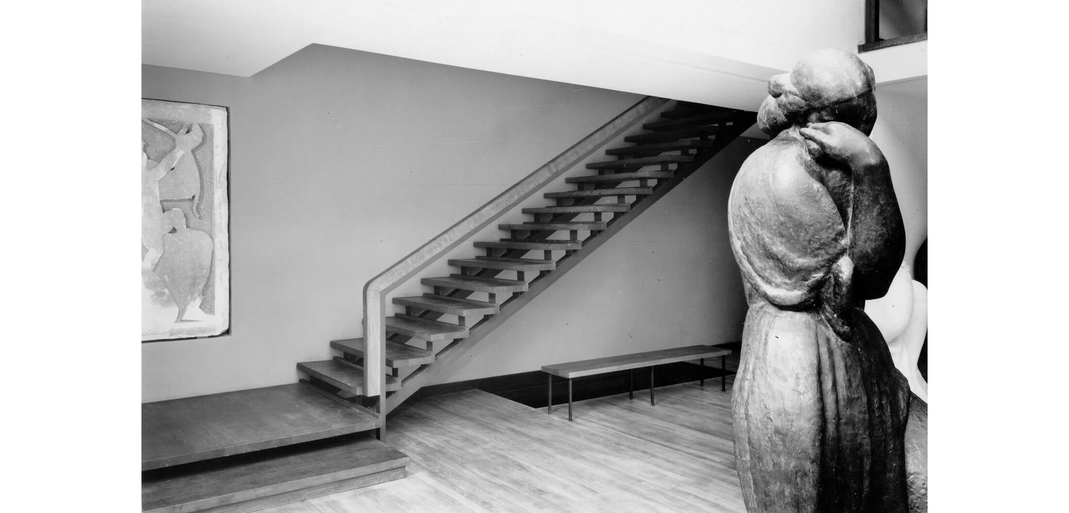 Realizirani interijer atelijera Ivana Meštrovića u Zagrebu; pogled na stepenice prema galeriji, 1963. (foto: Vilko Zuber)