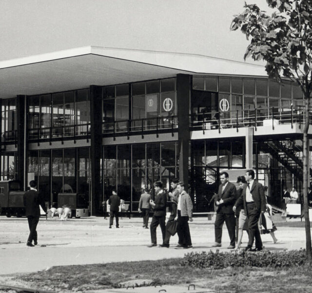 Vizura realiziranog izložbenog paviljona tvornice Đuro Đaković na Zagrebačkom velesajmu danju, 1961. (foto: Vilko Zuber)