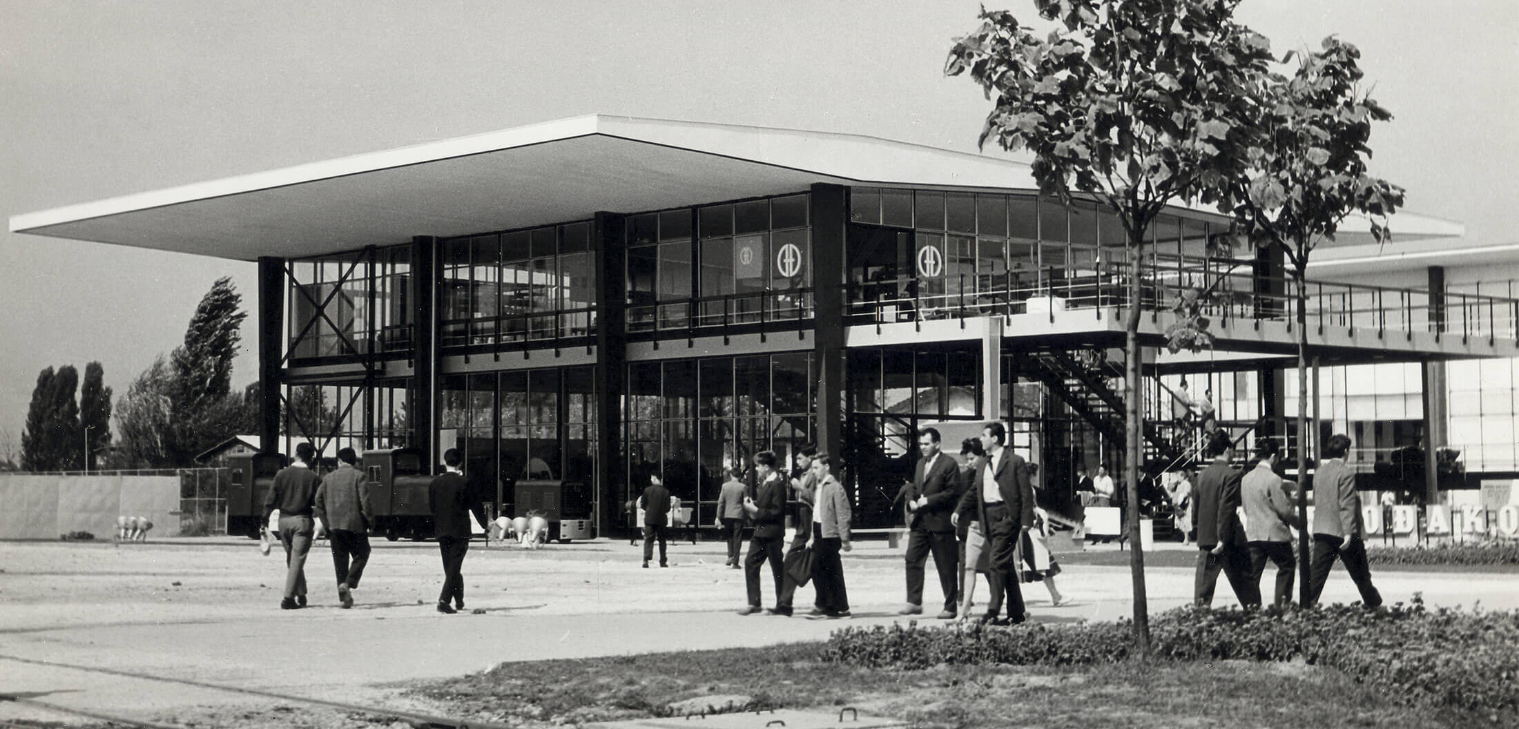 Vizura realiziranog izložbenog paviljona tvornice Đuro Đaković na Zagrebačkom velesajmu danju, 1961. (foto: Vilko Zuber)